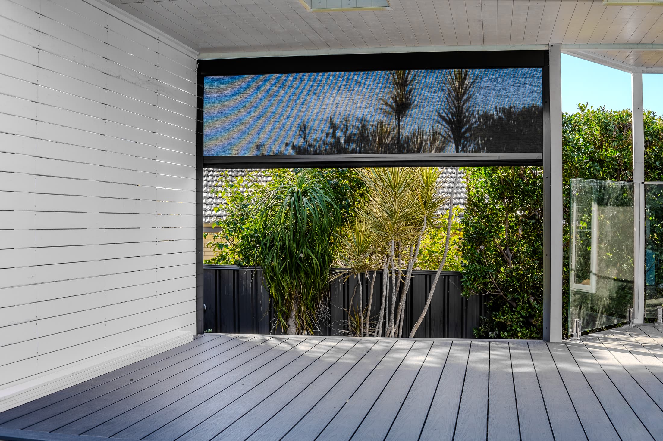 Outdoor zipscreen lowered